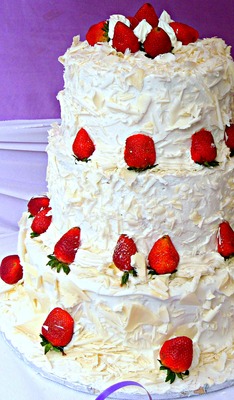 Product picture White wedding cake with strawberries