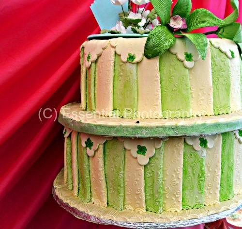 Product picture Unique green and cream wedding cake 